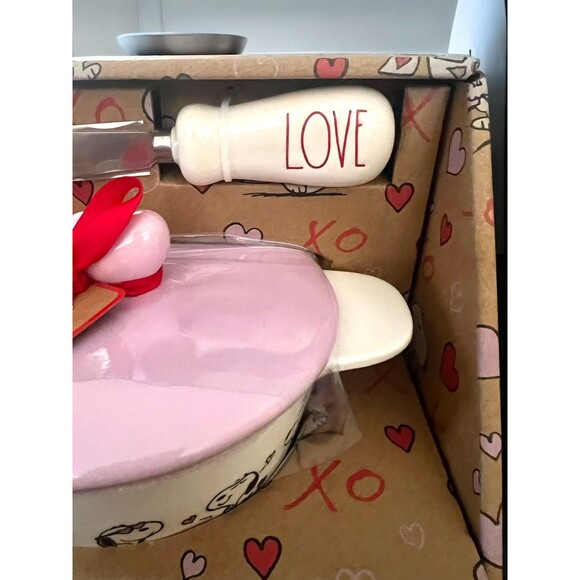 New Rae Dunn Peanuts Snoopy Brie Baker & Knife Set Valentine's Day Mother’s Day - Picture 3 of 8